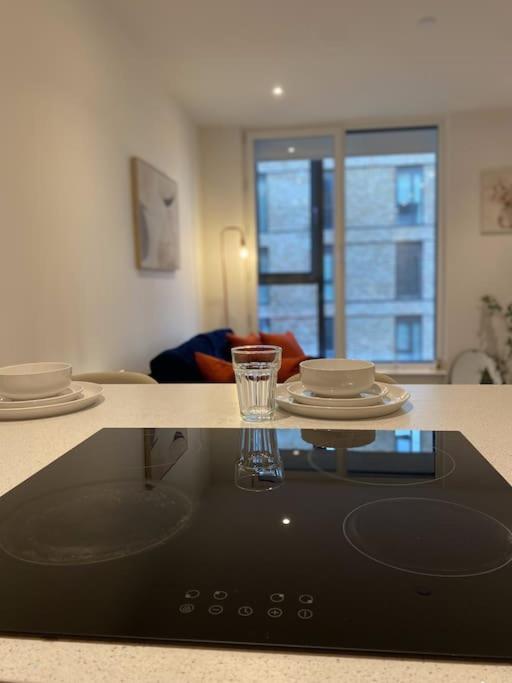 Modern Trafford 1Br Apartment-Free Parking-Cinema Room 曼彻斯特 外观 照片