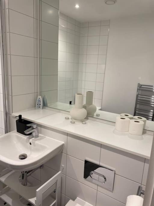 Modern Trafford 1Br Apartment-Free Parking-Cinema Room 曼彻斯特 外观 照片