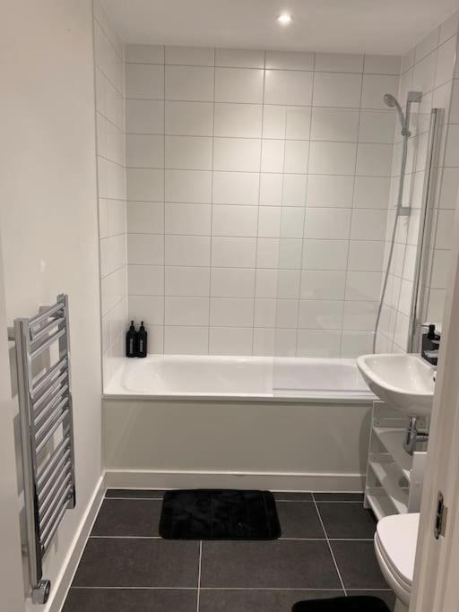 Modern Trafford 1Br Apartment-Free Parking-Cinema Room 曼彻斯特 外观 照片