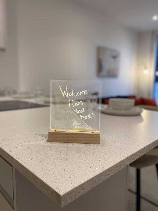 Modern Trafford 1Br Apartment-Free Parking-Cinema Room 曼彻斯特 外观 照片