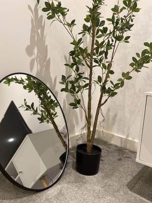 Modern Trafford 1Br Apartment-Free Parking-Cinema Room 曼彻斯特 外观 照片