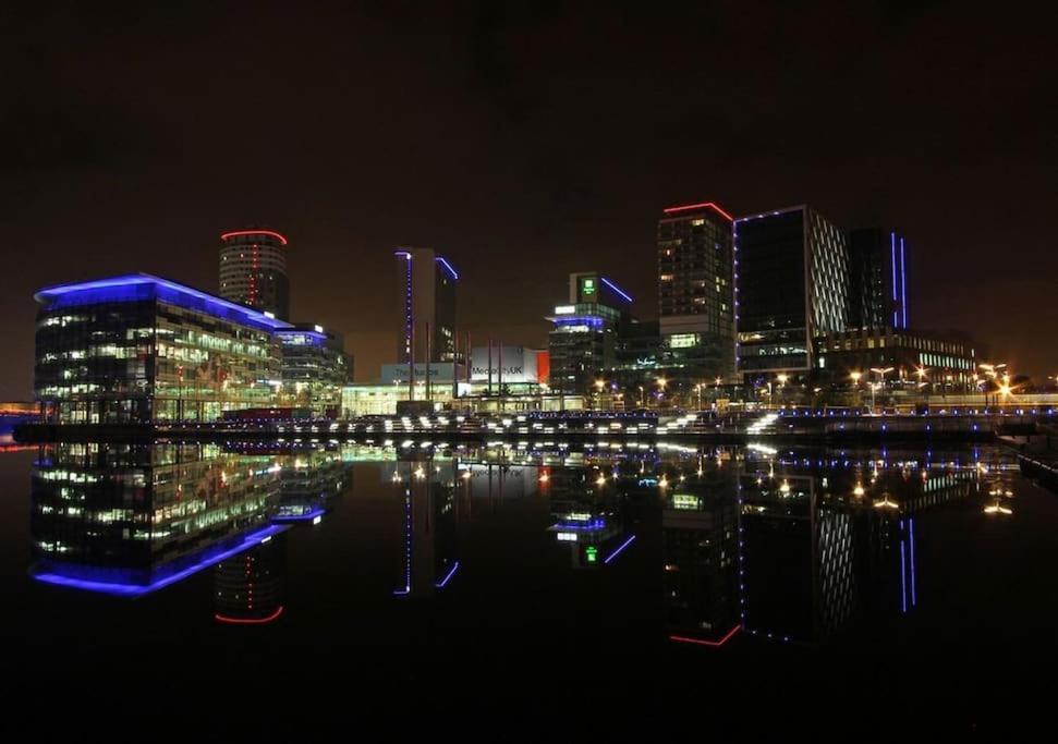 Modern Trafford 1Br Apartment-Free Parking-Cinema Room 曼彻斯特 外观 照片