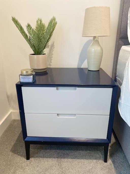 Modern Trafford 1Br Apartment-Free Parking-Cinema Room 曼彻斯特 外观 照片