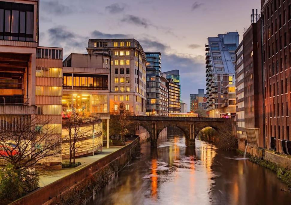 Modern Trafford 1Br Apartment-Free Parking-Cinema Room 曼彻斯特 外观 照片